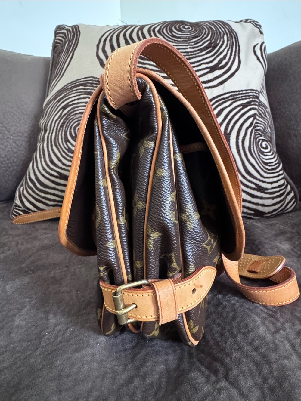 Authentic Louis Vuitton Saumur 30 Crossbody - Picture 5 of 16